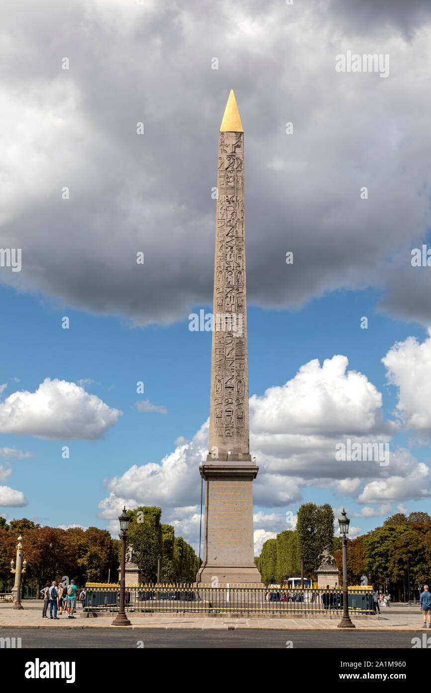 Luxor Obelisk situé en dehors de l'origine du temple de Louxor, à la place de la Concorde , Paris, France. Banque D'Images