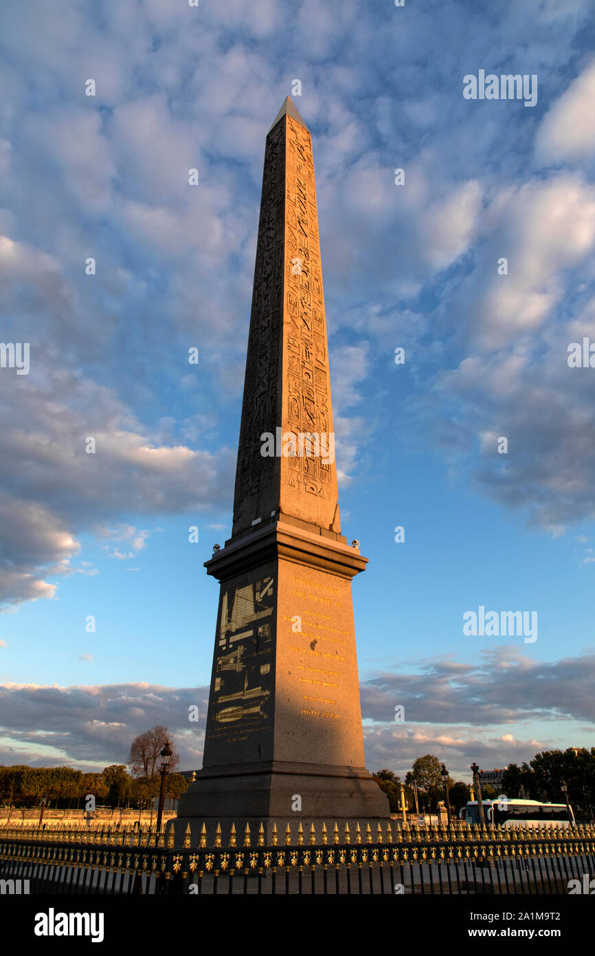 Luxor Obelisk situé en dehors de l'origine du temple de Louxor, au coucher du soleil à la place de la Concorde , Paris, France. Banque D'Images