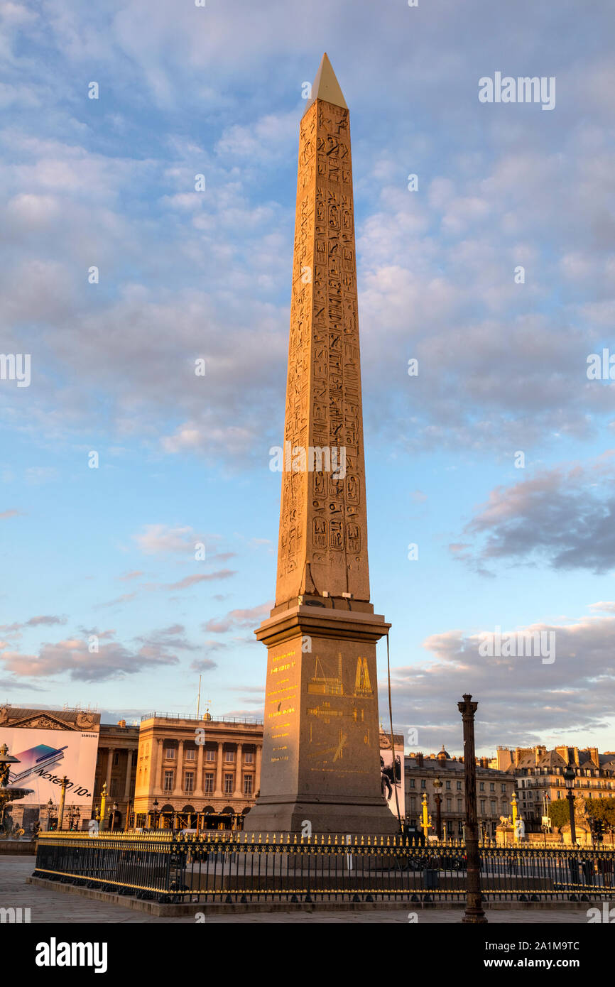 Luxor Obelisk situé en dehors de l'origine du temple de Louxor, au coucher du soleil à la place de la Concorde , Paris, France. Banque D'Images