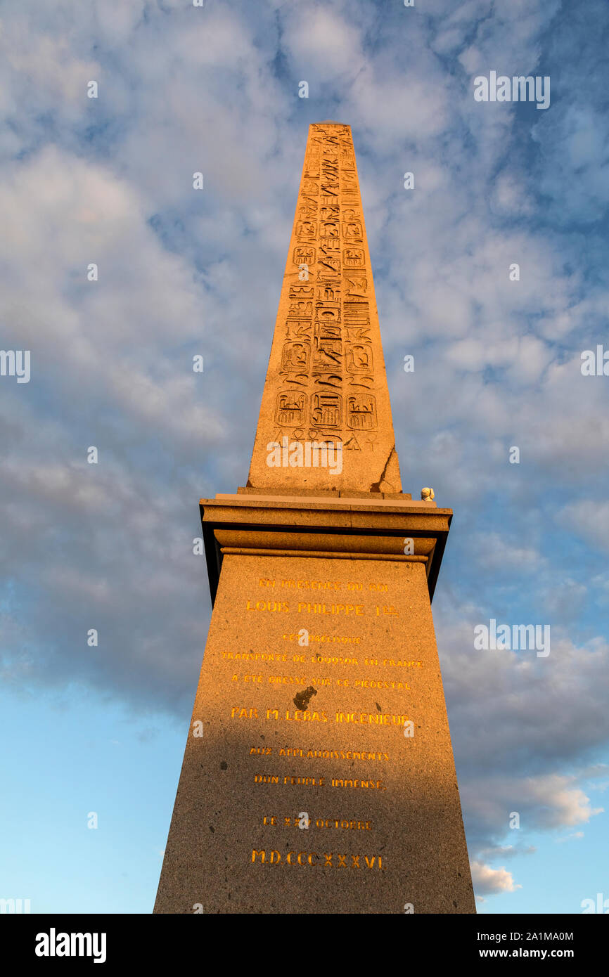 Luxor Obelisk situé en dehors de l'origine du temple de Louxor, au coucher du soleil à la place de la Concorde , Paris, France. Banque D'Images