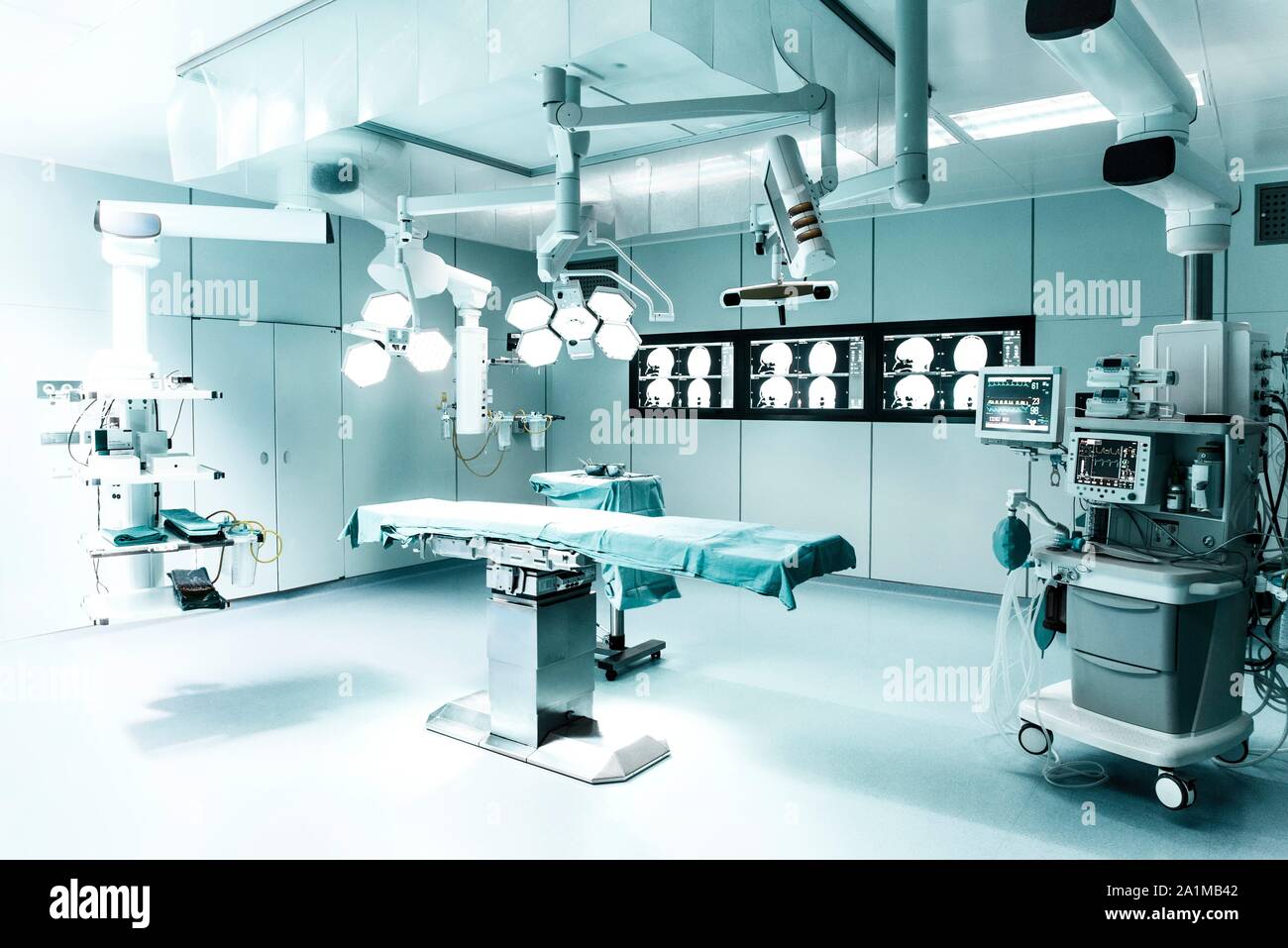 Salle d'opération de l'hôpital moderne préparée à une chirurgie du cerveau. Banque D'Images