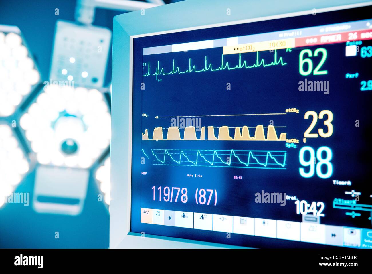 Feux de chirurgie et les signes vitaux moniteur en salle d'opération. Banque D'Images