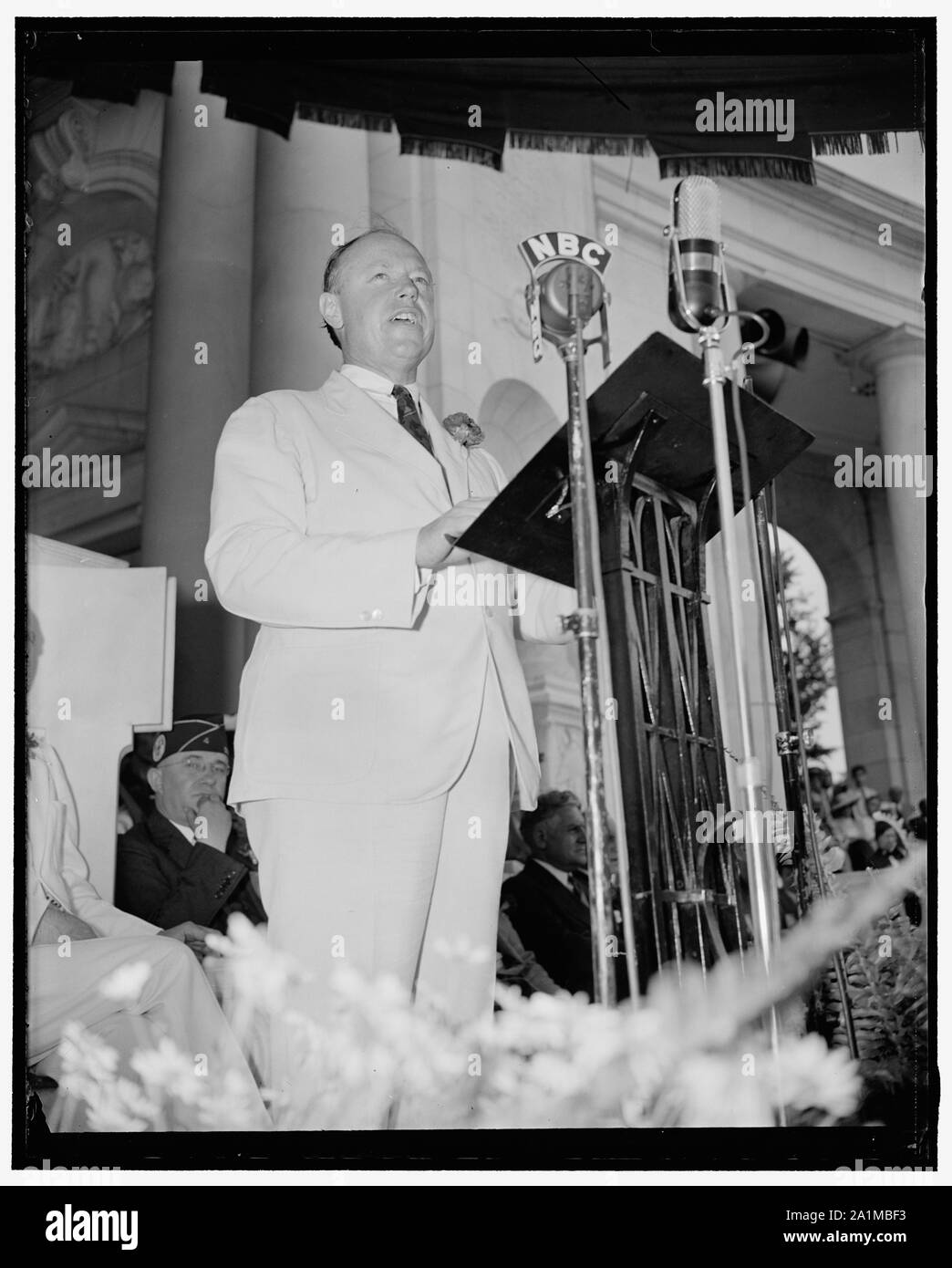 L'espoir d'Ohio présidence rend hommage aux morts de guerre au Memorial Day de rites. Washington, D.C., le 30 mai. Avec Washington menant la nation à l'occasion de Memorial Day, et Arlington National Cemetery, où le corps du soldat inconnu se trouve être au centre de l'activité aujourd'hui, le Sénateur Robert Taft, républicain de l'Ohio, fut le principal orateur lors des services à l'amphithéâtre il y Banque D'Images