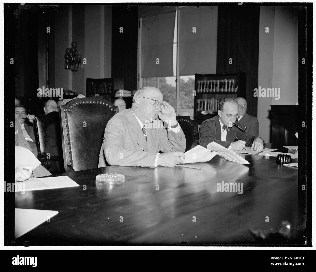 Les compagnies pétrolières n'ont aucun désir de créer des monopoles, dit Comité Judiciaire de la Chambre. Washington, D.C., le 23 juin. W.S. Farish, Président de la Standard Oil Company of New Jersey, a déclaré devant le Comité judiciaire de la Chambre aujourd'hui qu'il y a une forte concurrence entre les compagnies pétrolières et que les grandes entreprises n'ont aucun désir de créer un monopole. Farish rejoint d'autres dirigeants de sociétés pétrolières pour condamner devant le comité d'un projet de loi en matière de divorce, la production, le raffinage et la commercialisation de l'industrie pétrolière Banque D'Images
