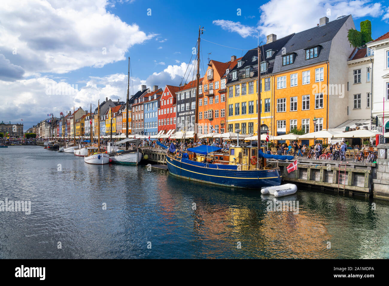 Maisons colorées le long d'un canal dans le quartier de Nyhavn de Copenhague, Danemark. Banque D'Images