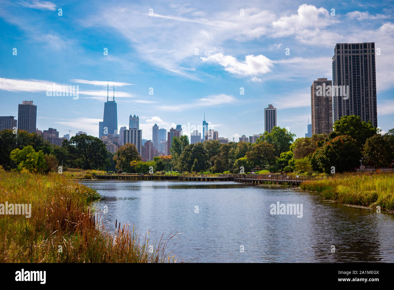 Horizon de Chicago à partir de l'étang sud à Lincoln Park Banque D'Images