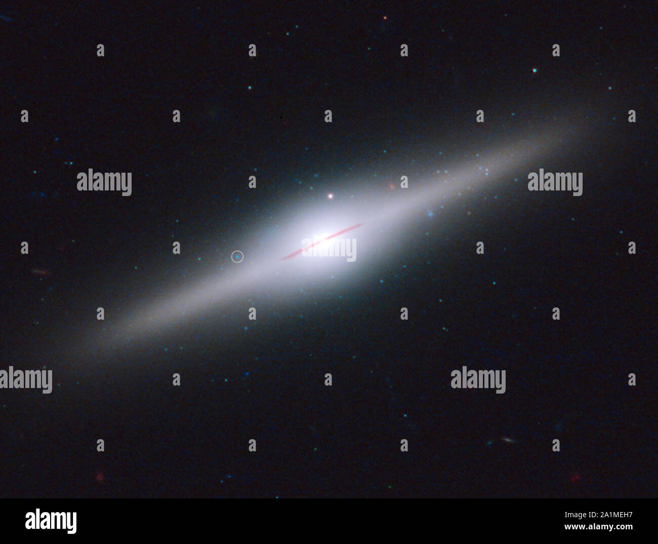 Washington, United States. 27 Sep, 2019. Dans cette image, une galaxie appelée ESO 243-49, dispose d'un objet extrêmement lumineux appelé HLX-1. Encerclé dans cette image, HLX-1 est le plus susceptible d'exemple d'un trou noir dans la gamme de masse intermédiaire que les scientifiques ont trouvé. Crédit : NASA/UPI UPI/Alamy Live News Banque D'Images