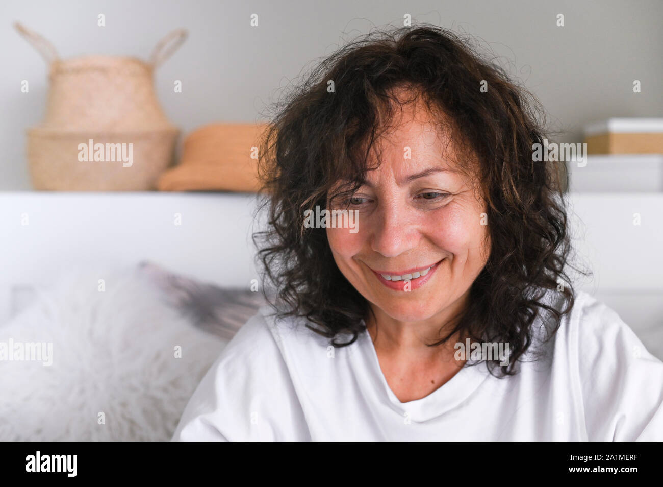 La femme dans la chambre. Le portrait est émotionnel. Homme heureux. Banque D'Images
