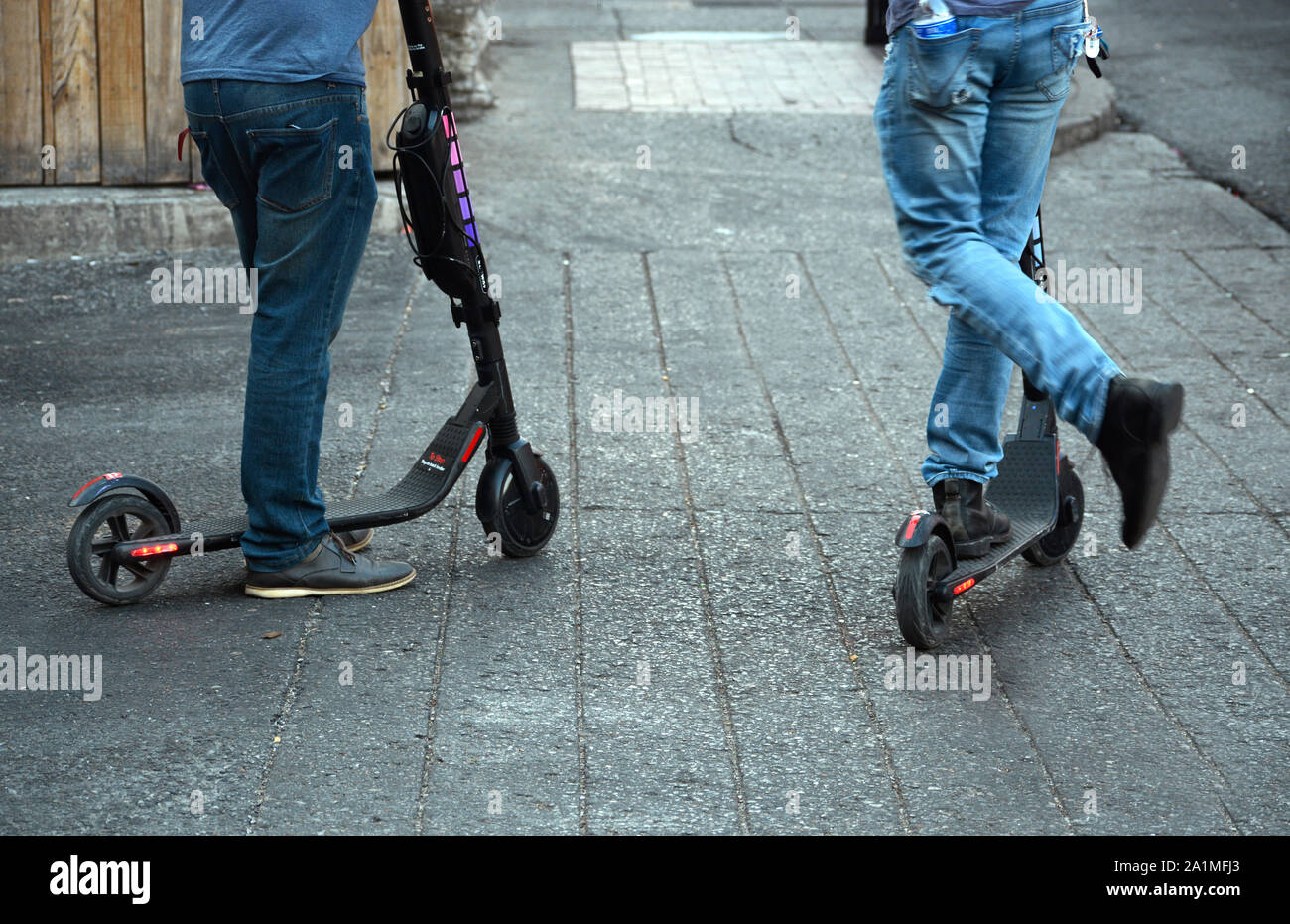 Teenagers scooters Banque de photographies et d'images à haute résolution -  Alamy