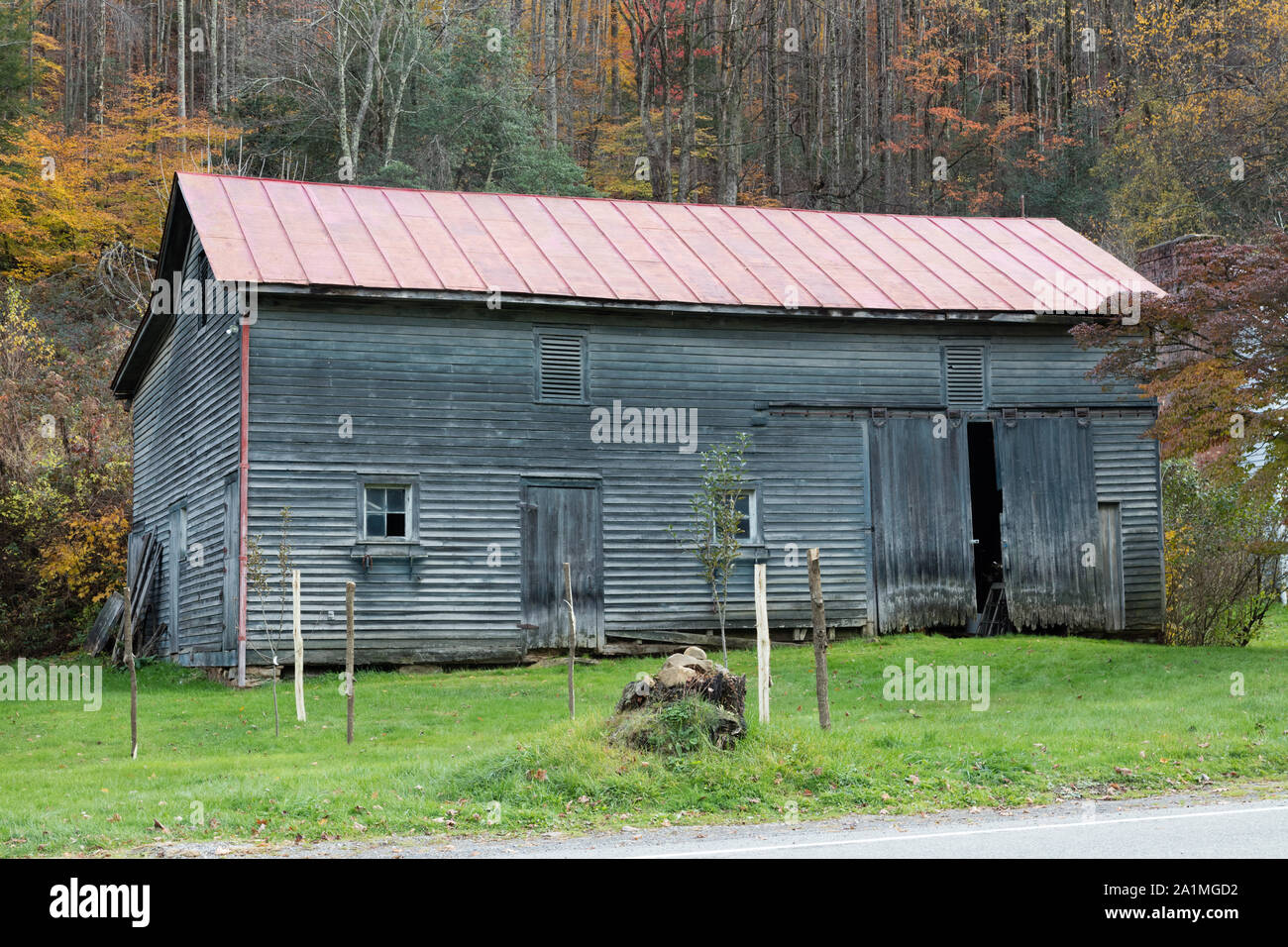 Ancienne grange dans de minuscules Helvetia, une fois qu'une colonie suisse dans la région de Randolph County, en Virginie de l'Ouest Banque D'Images