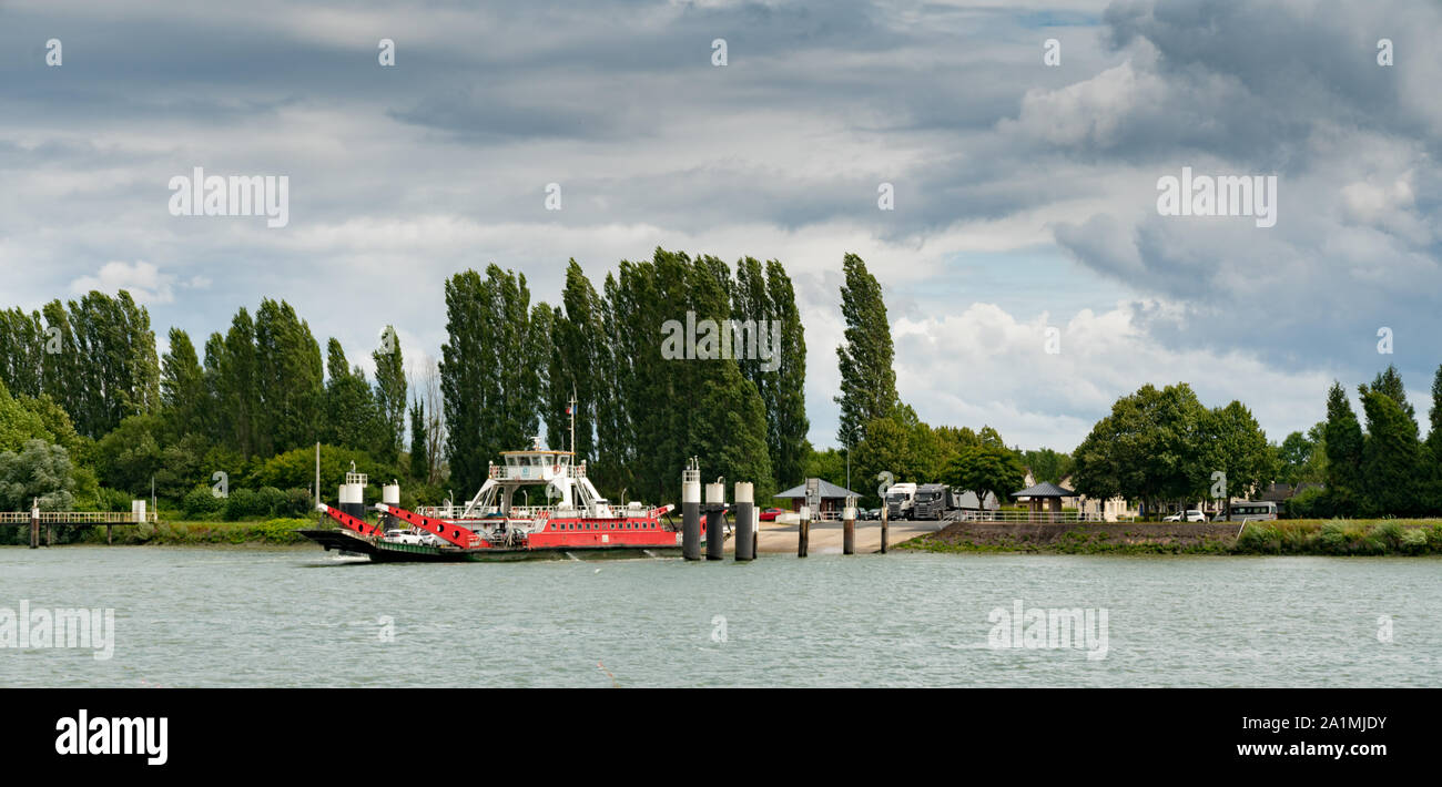 Duclair, Seine-Maritime / France - 13 août 2019 : Car and Truck ferry traversant la Seine à Duclair en Haute-Normandie Banque D'Images