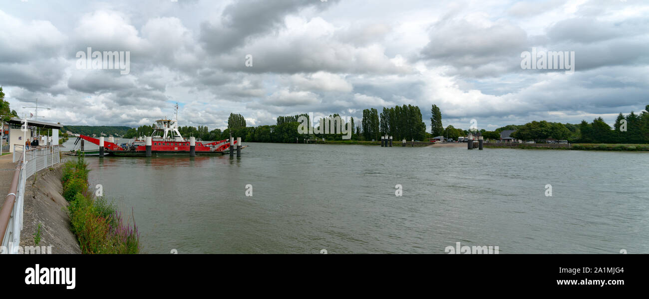 Duclair, Seine-Maritime / France - 13 août 2019 : Car and Truck ferry traversant la Seine à Duclair en Haute-Normandie Banque D'Images