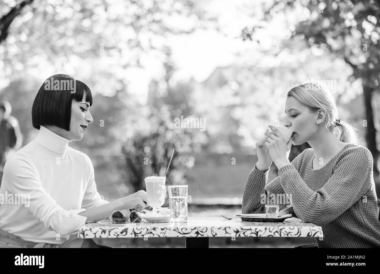 Loisirs féminins. Les filles les amis de boire du café talk. Les femmes Conversation café terrasse. L'amitié les relations amicales. Discuter des rumeurs. La communication de confiance. Les sœurs de l'amitié. Rencontre d'amitié. Banque D'Images