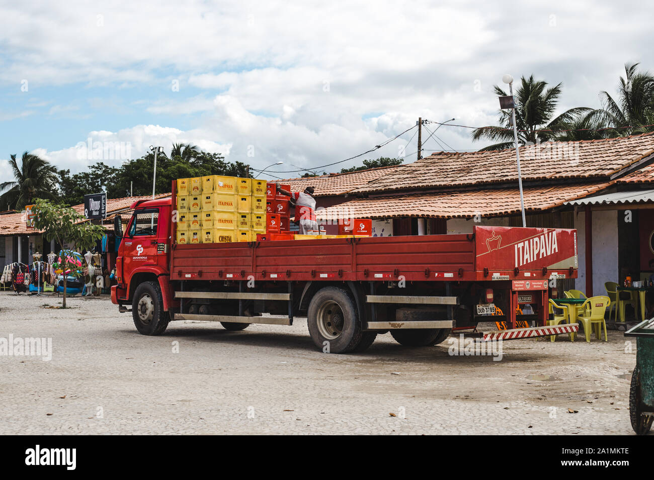 Chauffeur de camion de livraison fournissant de la bière Itaipava et emportant des bouteilles de bière en verre usagées à recycler à Bahia, au nord-est du Brésil Banque D'Images