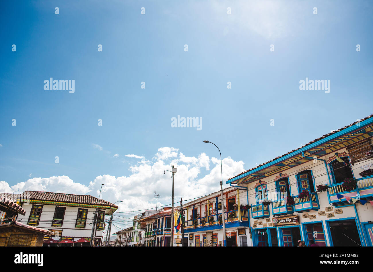 Maisons traditionnelles colorées contre le ciel bleu d'été autour de la plaza principale de Salento, une ville typique colombienne dans la région du café Quindio, populaire W Banque D'Images