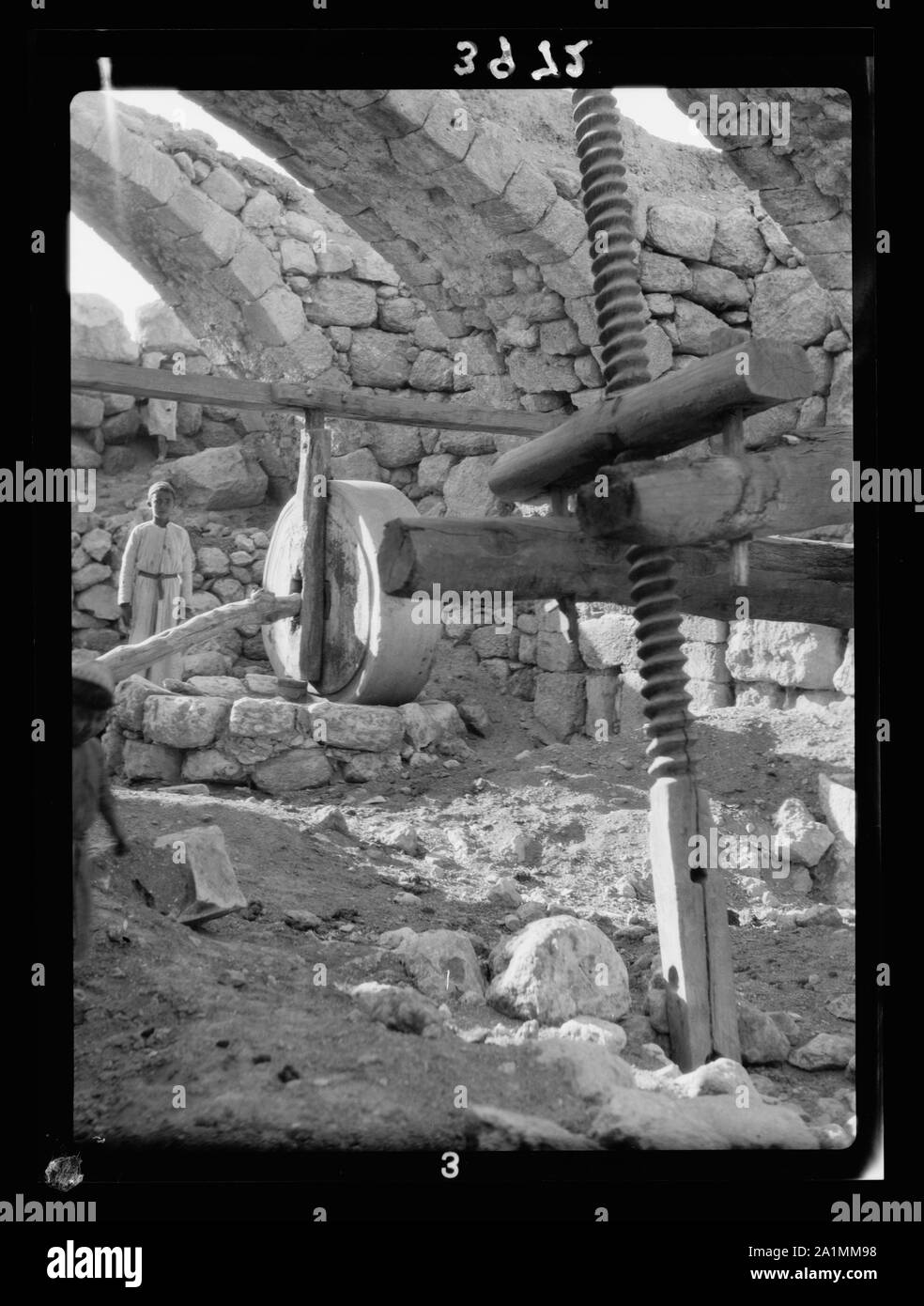 Écrasement d'olive et pressants. Concasseur de pierre presse à vis et à Beit Jibrin. Moins et plus primitif de la méthode en usage dans les pays Shafelah Banque D'Images