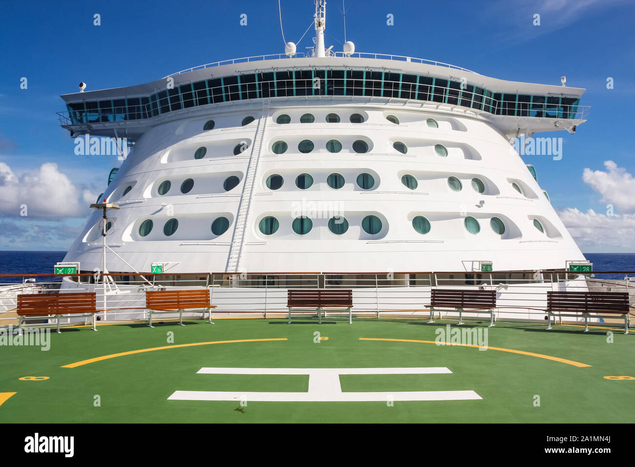 La plate-forme d'atterrissage d'hélicoptère sur un paquebot sur une journée ensoleillée. Banque D'Images