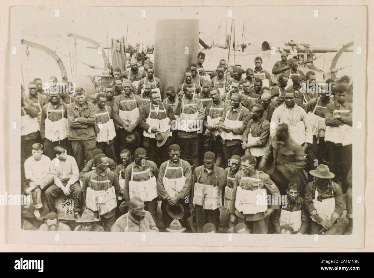 À bord du Momus en mer, dans la zone de danger, une partie de l'acconier civils bataillon, sous le commandement du capitaine Goege Luberoff, Q.M.C., à bord du Momus dans la zone de danger, sur le chemin de Saint Nazaire, France / / Signal Corps USA. Banque D'Images