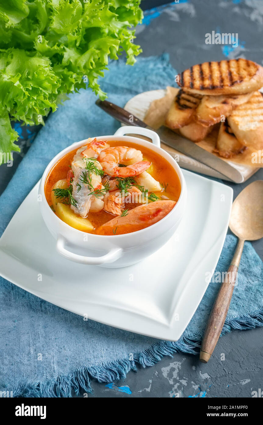Soupe régime alimentaire de fruits de mer et poissons de différentes variétés dans un bol blanc. Close up. Banque D'Images
