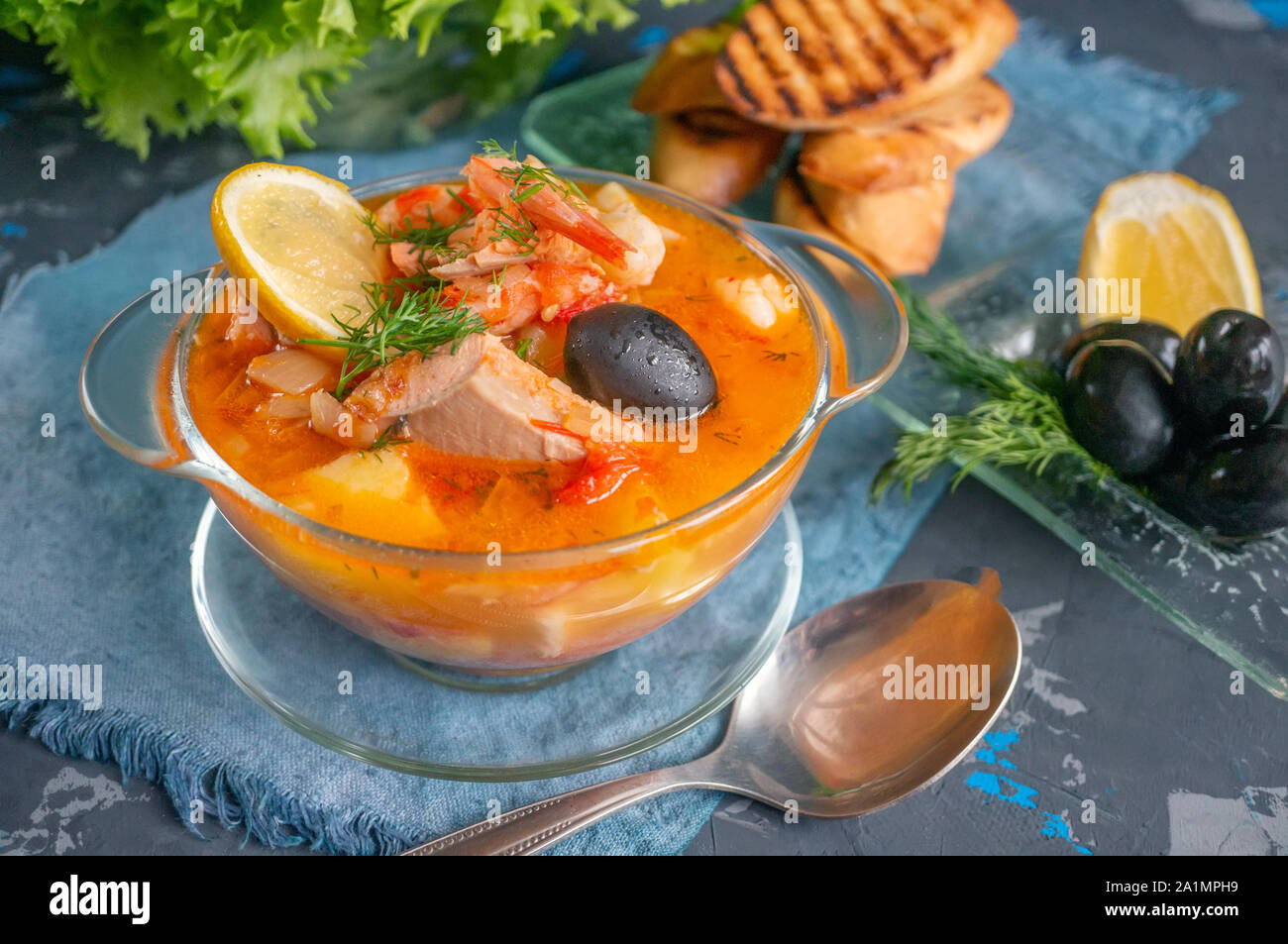 Soupe de fruits de mer, le saumon et la morue avec des pommes de terre. Servi avec du citron et des olives. Close up. Banque D'Images
