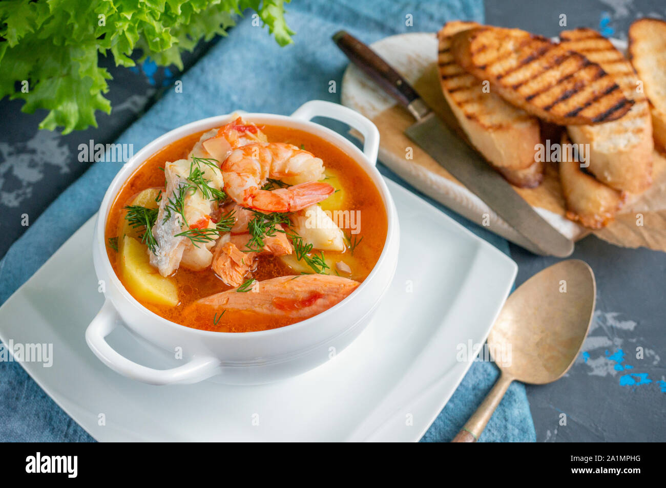 Soupe régime alimentaire de fruits de mer et poissons de différentes variétés dans un bol blanc. Close up. Banque D'Images