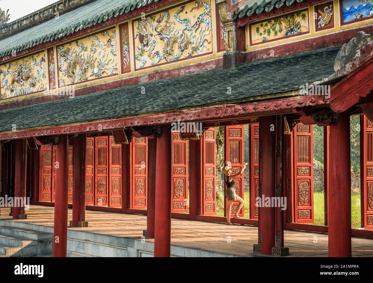 Décorées avec des portes rouges à la femme en ville impériale de Hue, Vietnam, vue oblique Banque D'Images