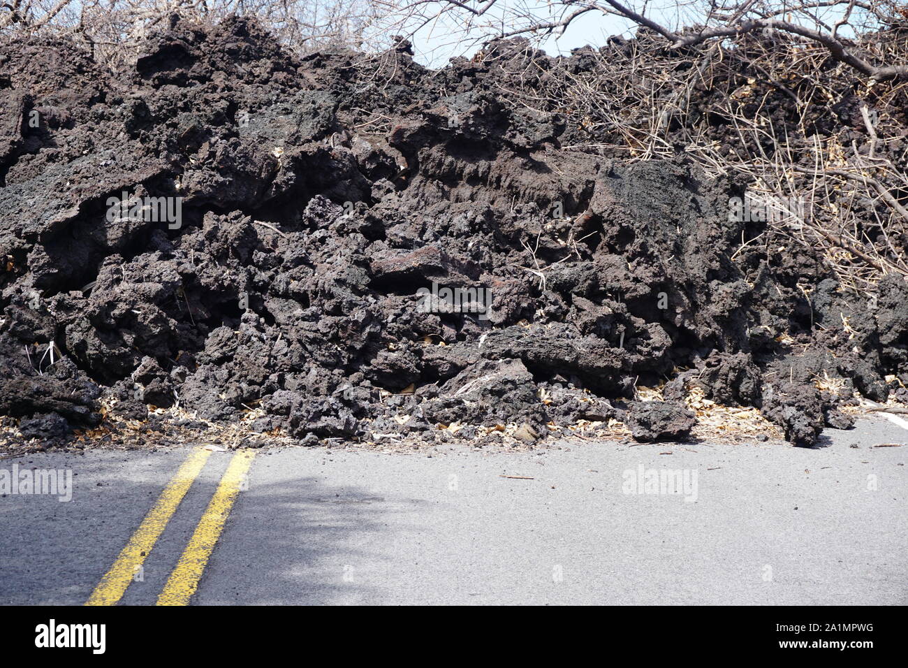 Où la lave rencontre la route. Une route dans la zone de Rift du Bas-est d'Hawaï est complètement coupée en raison du flux de lave du volcan Kilauea 2018. Banque D'Images