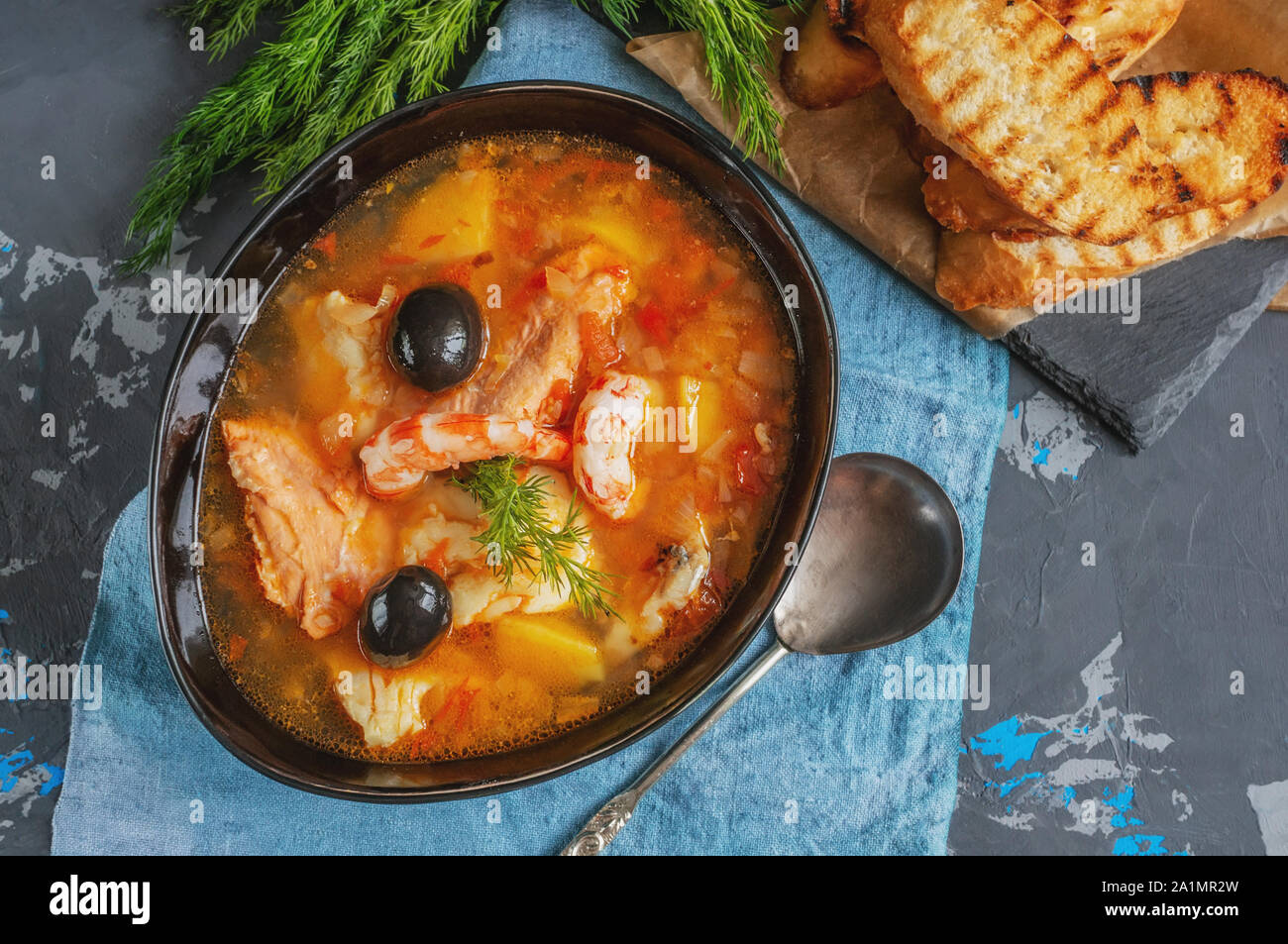 Soupe de fruits de mer, le saumon et la morue avec des pommes de terre. Servi avec du citron et des olives. Close up. Banque D'Images