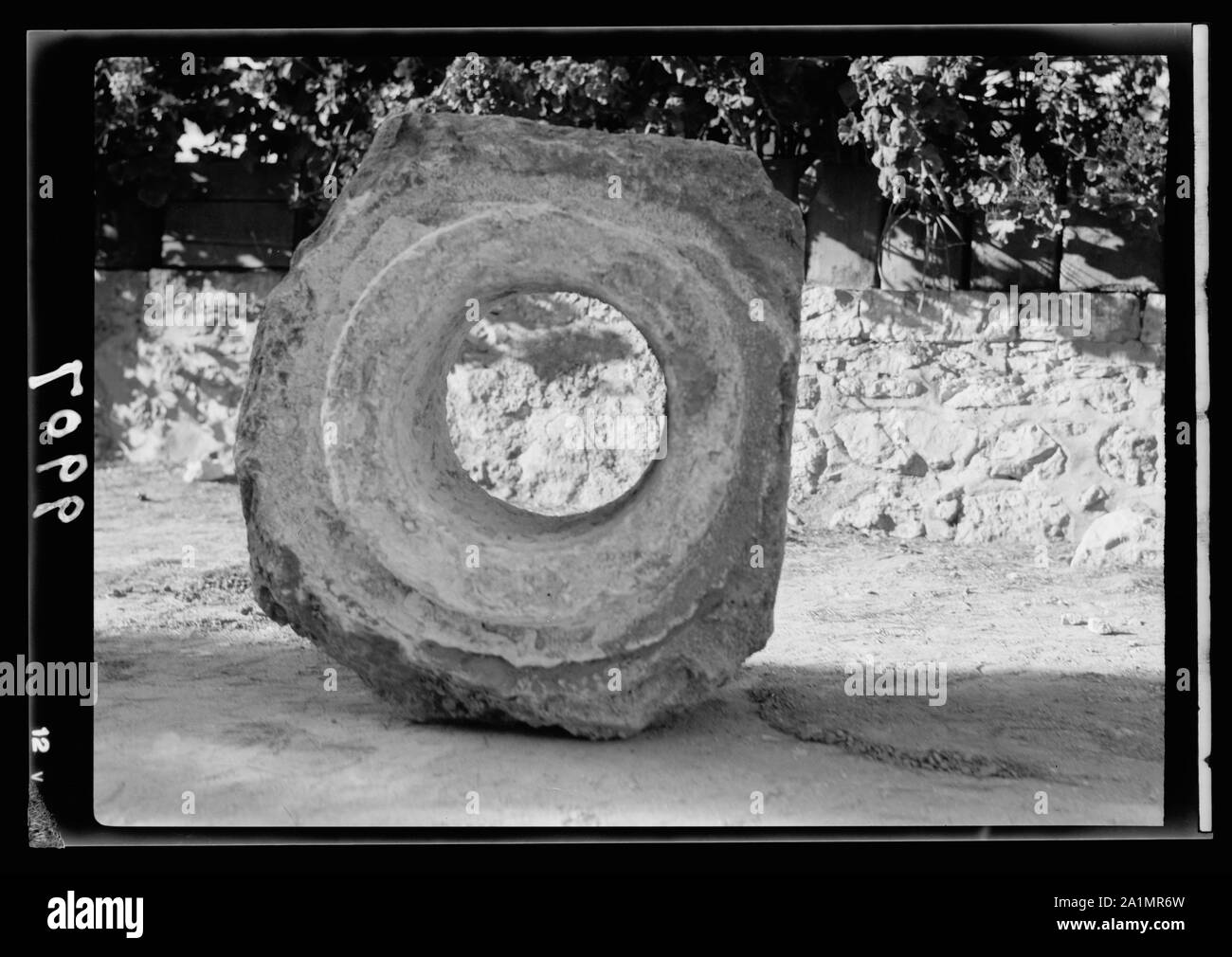 Un aqueduc romain pierre, regardant à travers le trou Banque D'Images