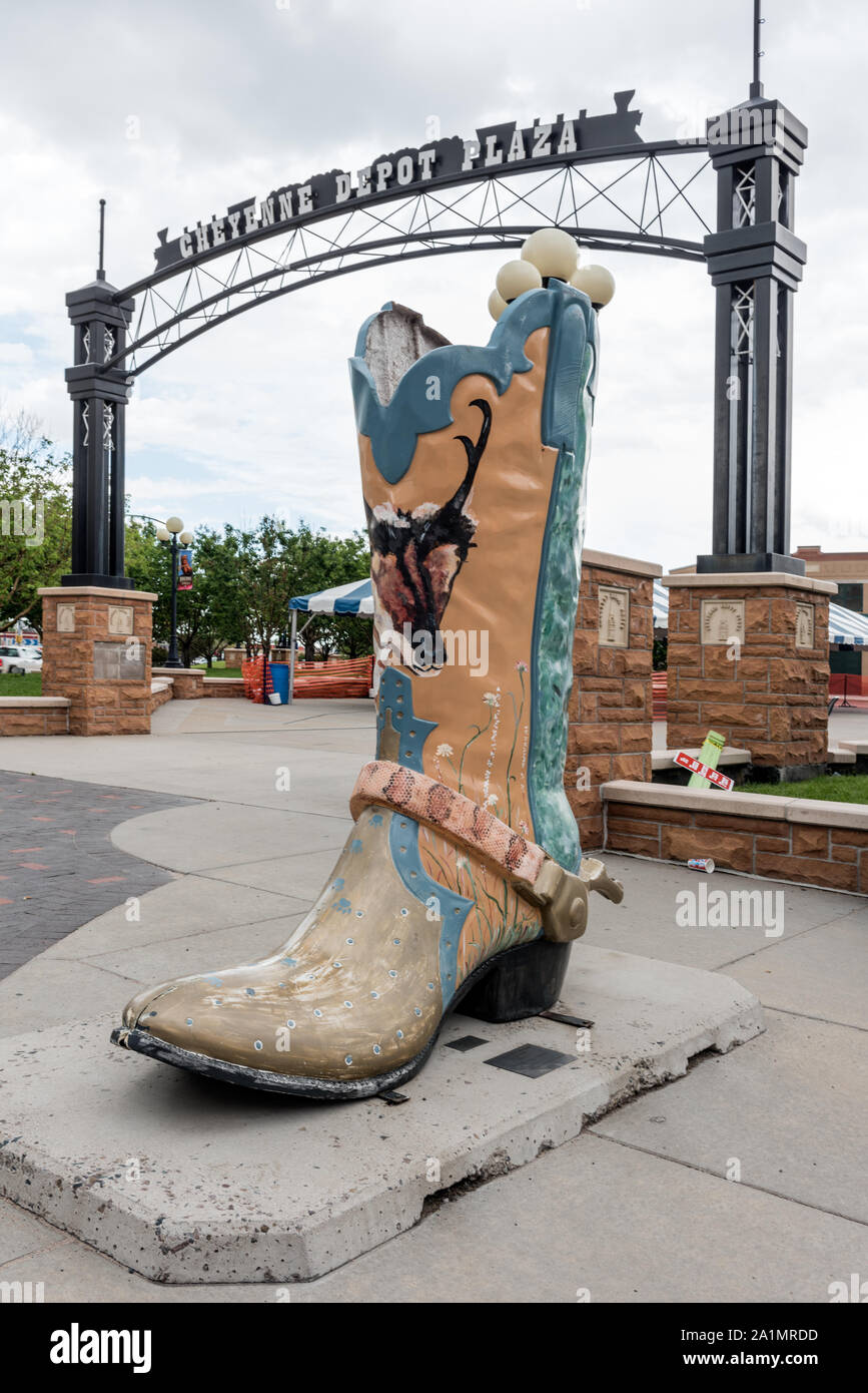 L'un des 19 bottes géantes colorées, une signature de Cheyenne (Wyoming),  trouvés dans le centre-ville Photo Stock - Alamy