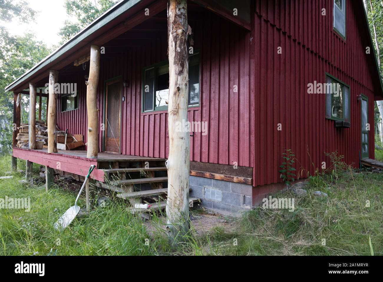 L'un des nombreux Colorado Outward Bound School cabines et ses bâtiments administratifs, au fond des bois, haut au-dessus de la ville de marbre dans Gunnison Comté (Colorado) Banque D'Images