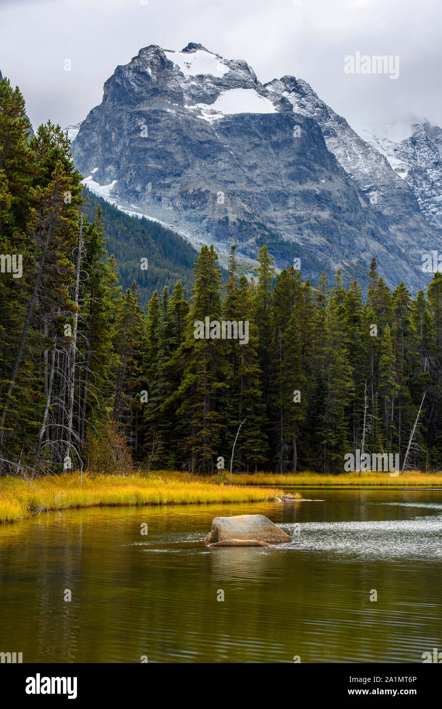 En automne, Spectacle Lake Wilderness Chilcotin, en Colombie-Britannique, Canada Banque D'Images