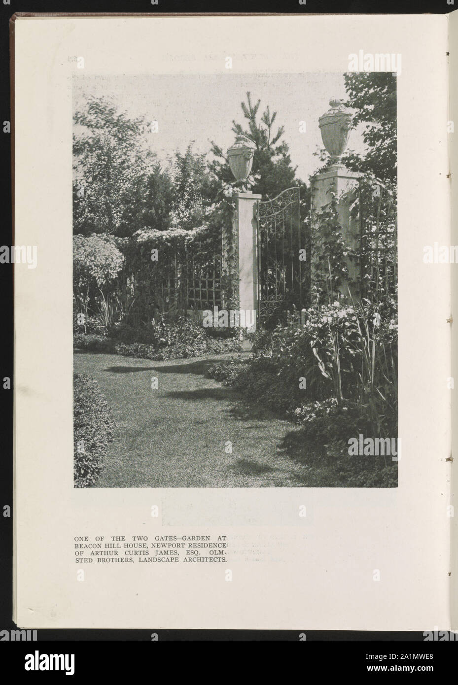 L'une des deux portes--jardin à Beacon Hill House, Newport residence d'Arthur Curtis James, Esq. Frères Olmsted, Architectes du paysage Banque D'Images