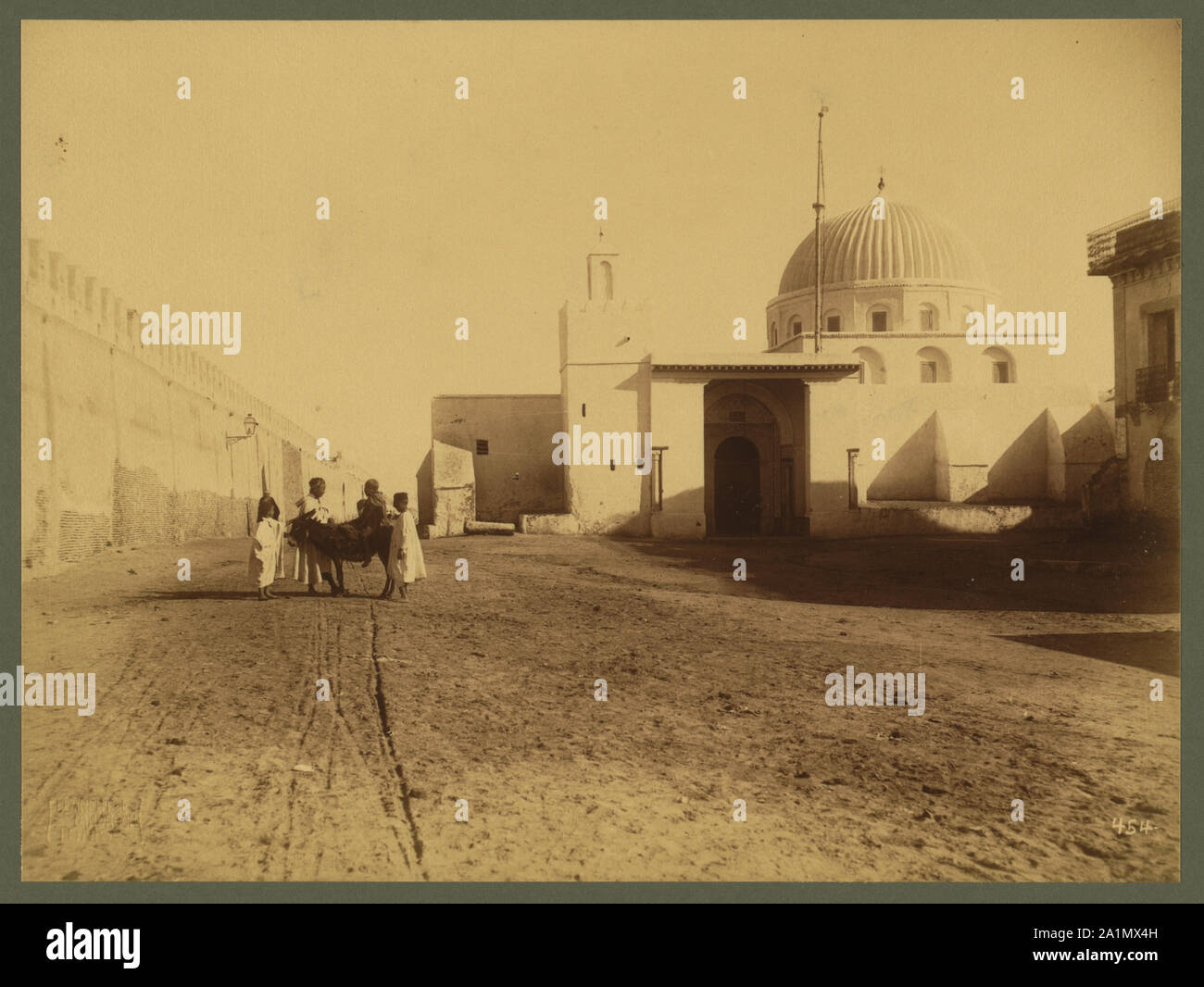L'un des zaouias ou Mahommedan les écoles. La plupart des dômes dans les zaouias et les mosquées sont des cannelures. Sur la gauche, on peut voir le mur de la ville (Kairouan) / Lehnert et Landrock, Tunis. Banque D'Images