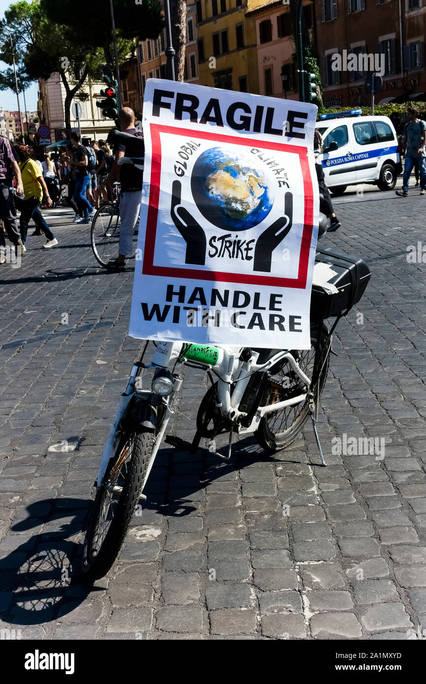 Fridays for future (AAA). Rome troisième lutte mondiale contre le changement climatique pour l'avenir. De jeunes étudiants manifestent mars protestent contre le changement climatique. Changement de système pas changement climatique. - Les étudiants brandissant la bannière, sont descendus dans les rues pour manifester contre le changement climatique mondial dans le centre de Rome, Italie, Europe, Union européenne, UE. Tous les vendredis skrike. 27 septembre 2019. Banque D'Images