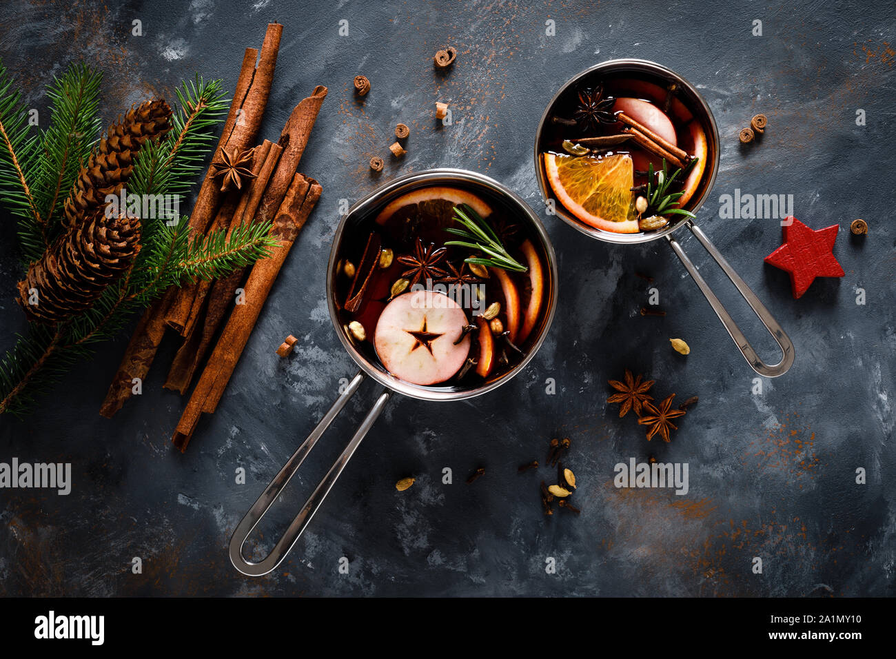 Vin chaud de Noël aux épices. Boisson festive d'hiver traditionnel de holiday, vue du dessus Banque D'Images