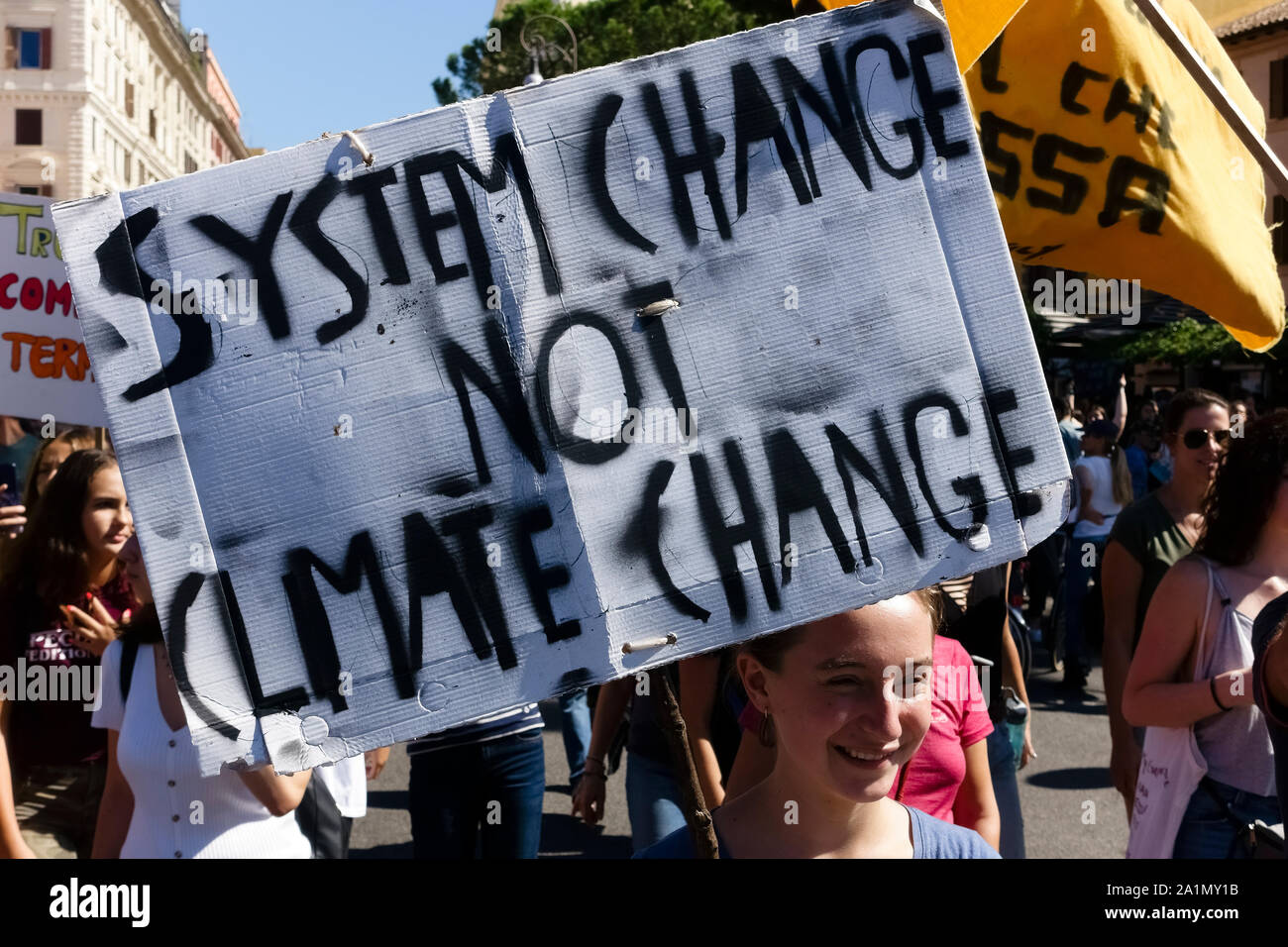 Fridays for future (AAA). Rome troisième lutte mondiale contre le changement climatique pour l'avenir. De jeunes étudiants manifestent mars protestent contre le changement climatique. Changement de système pas changement climatique. - Les étudiants brandissant la bannière, sont descendus dans les rues pour manifester contre le changement climatique mondial dans le centre de Rome, Italie, Europe, Union européenne, UE. Tous les vendredis skrike. 27 septembre 2019. Banque D'Images