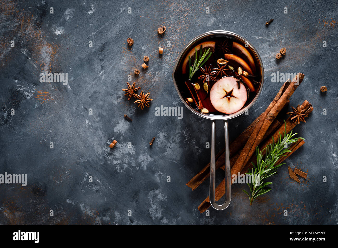 Vin chaud de Noël aux épices. Boisson festive d'hiver traditionnel de holiday, vue du dessus Banque D'Images