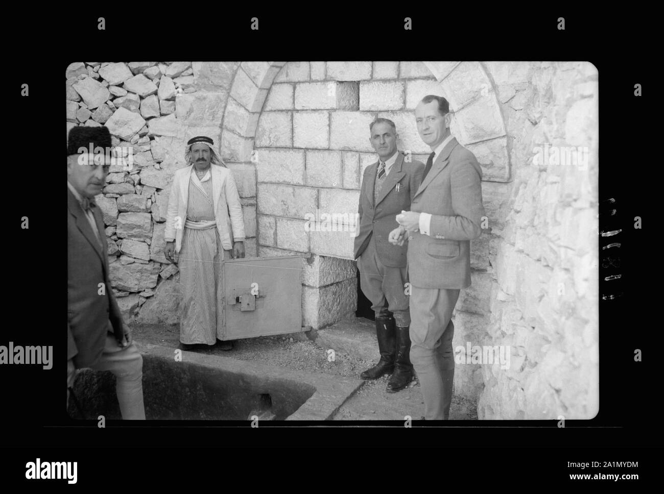 Ouverture de l'eau augmentée en Jaamri au pays source Ain Hamda, S.E. de Bethléem. M. MARIE THERESE Jones-davies & ingénieur à ouverture de printemps Banque D'Images