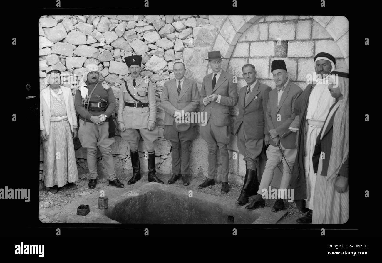 Ouverture de l'eau augmentée en Jaamri au pays source Ain Hamda, S.E. de Bethléem. Groupe au printemps, de gauche à droite, le FIAS Bey ed Driezy, M. Kyles, M. Sommerville, M. Marie Therese Jones-davies, ingénieur, et M. Faraj., etc. Banque D'Images