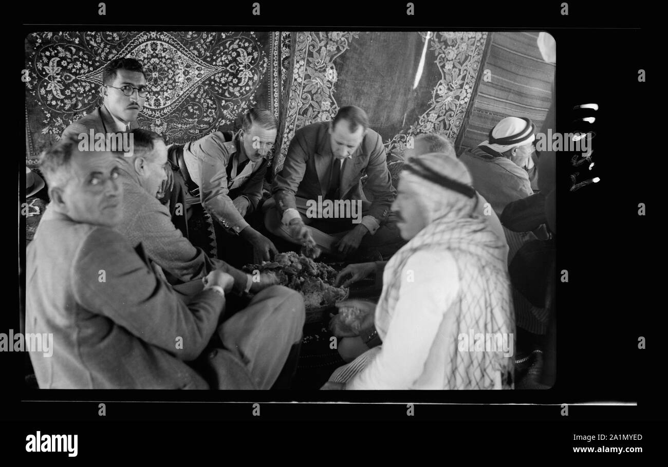 Ouverture de l'eau augmentée en Jaamri au pays source Ain Hamda, S.E. de Bethléem. M. Kyles, M. Marie Therese Jones-davies, etc. profiter dîner arabe sans fourchette ou une cuillère Banque D'Images