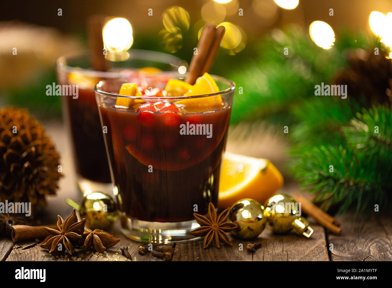 Vin rouge vin chaud de Noël aux épices, canneberges et oranges. Boisson chaude ou une boisson traditionnelle, festive cocktail au Nouvel An ou de Noël avec ses décorations Banque D'Images