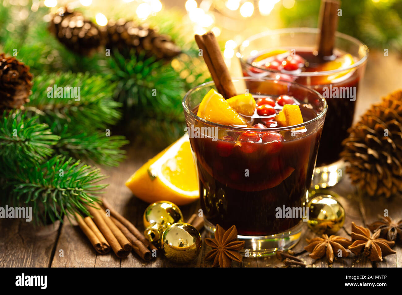 Vin rouge vin chaud de Noël aux épices, canneberges et oranges. Boisson chaude ou une boisson traditionnelle, festive cocktail au Nouvel An ou de Noël avec ses décorations Banque D'Images