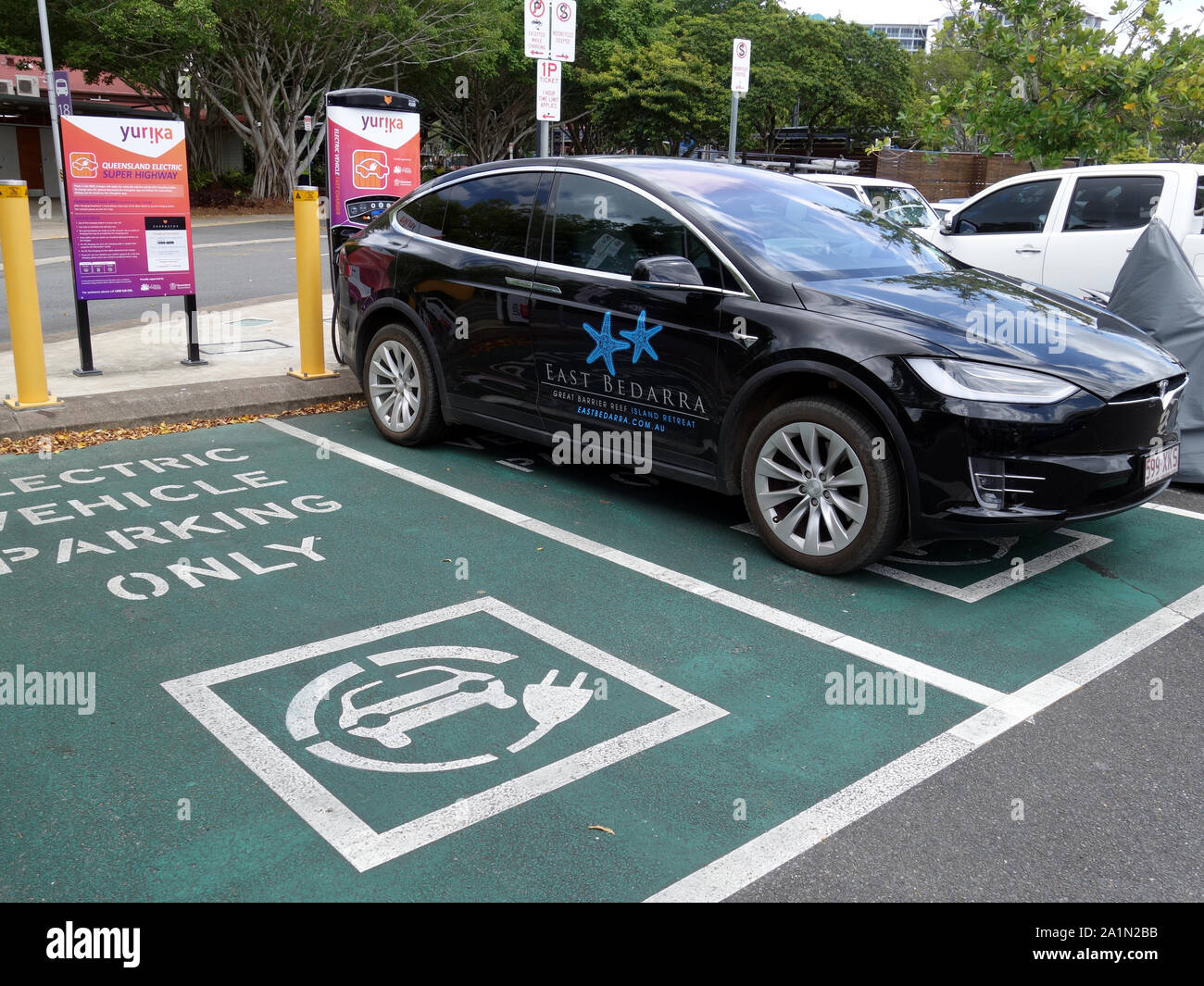 Une vue générale d'une chambre double avec une station parking EV Tesla une inculpation dans le nord tropical Quee Banque D'Images