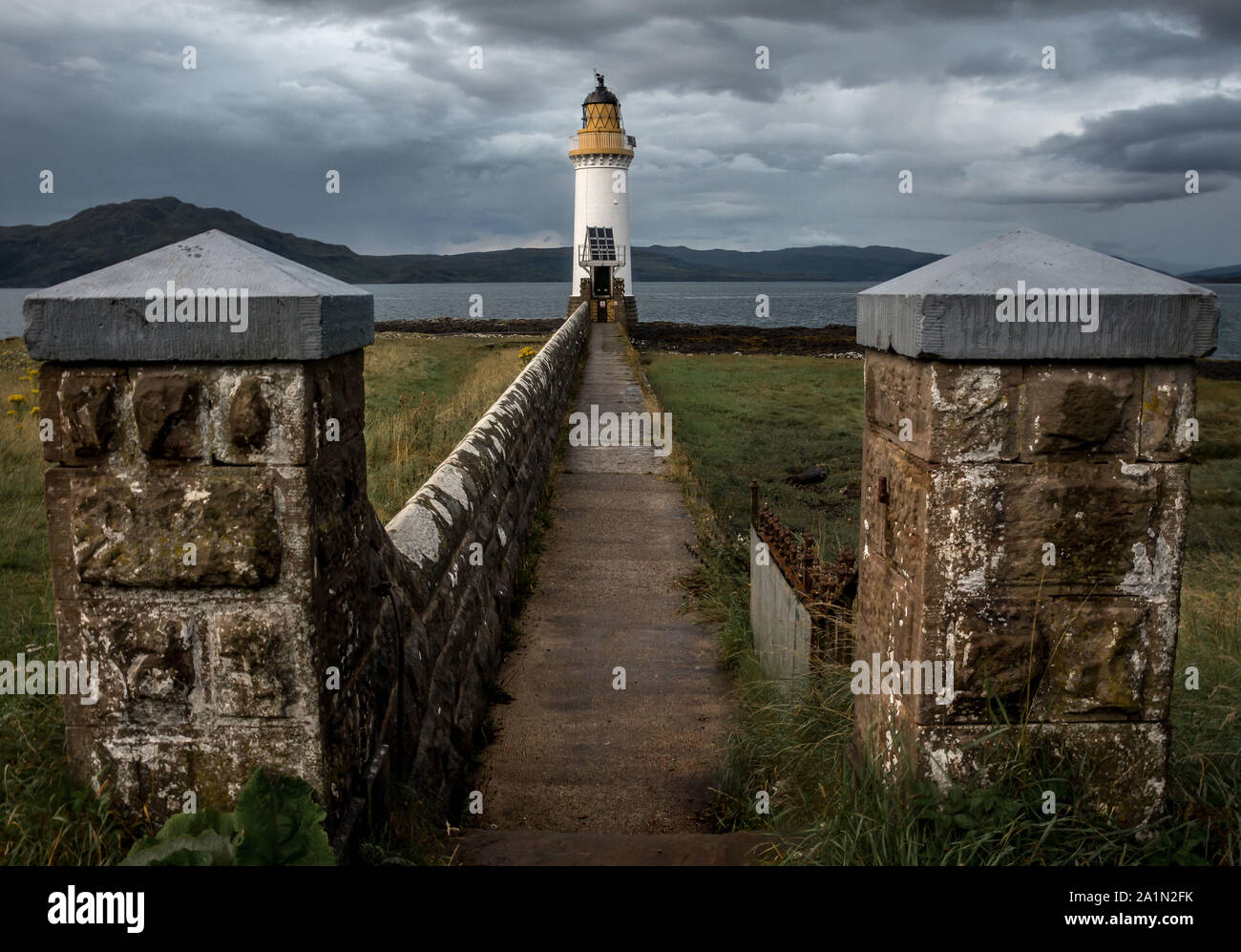 Phare de Tobermory, sur l'île de Mull, avec mur de pierre et le chemin menant au phare en arrière-plan. Des lignes directrices. Point de fuite.Argyll Banque D'Images