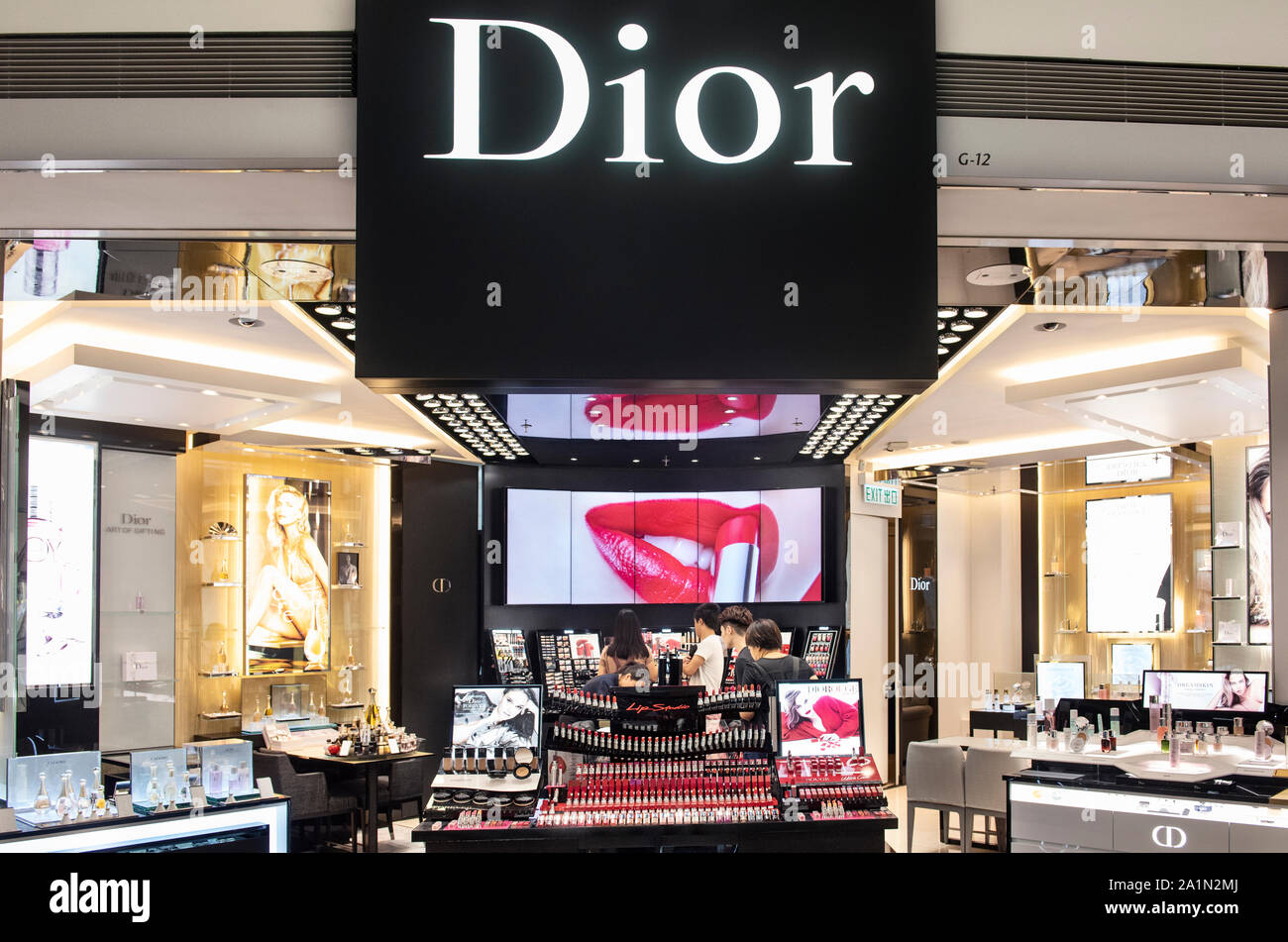 Images de la femme et positionnements de marques chez Christian Dior
