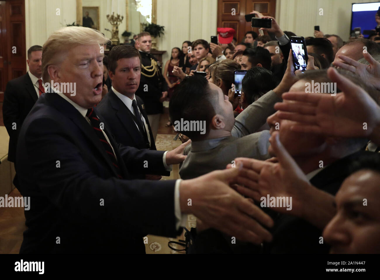 Washington, United States. 27 Sep, 2019. Le Président américain Donald Trump accueille les clients à l'Hispanic Heritage Month Réception à la Maison Blanche à Washington, DC le vendredi 27 septembre, 2019. Photo par Yuri Gripas/UPI UPI : Crédit/Alamy Live News Banque D'Images