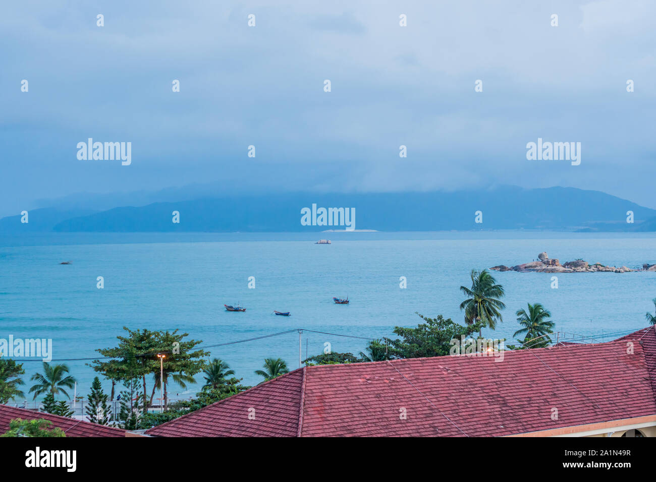 Bateaux de pêche dans la marina à Nha Trang Banque D'Images