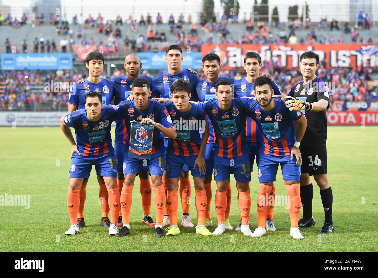 Les joueurs de Port FC posent au cours de Thai League 2019 entre Port Fc et Nakhon Ratchasima à fc Stade onSeptember PAT 27, 2019 à Bangkok en Thaïlande (Photo par Amphol Thongmueangluang/Pacific Press) Credit : Pacific Press Agency/Alamy Live News Banque D'Images