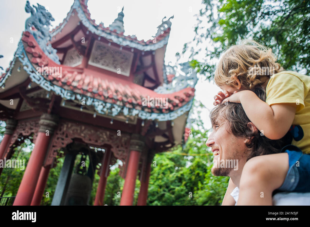 Joyeux papa et fils de touristes à LongSon Pagoda Banque D'Images
